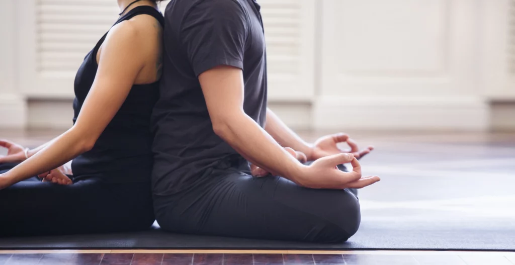 Casal jovem meditando juntos