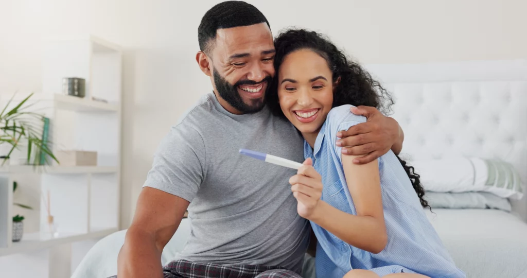 Casal feliz com teste de gravidez