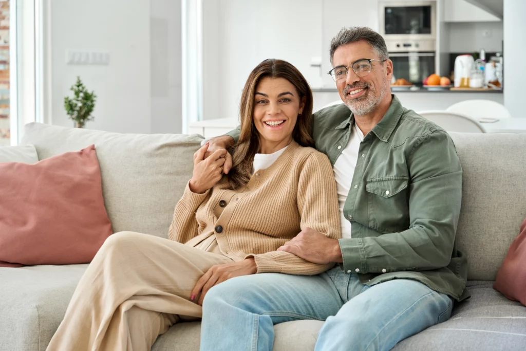 Um casal sorridente, simbolizando um casal maduro que passou pelas alternativas para engravidar no climatério.